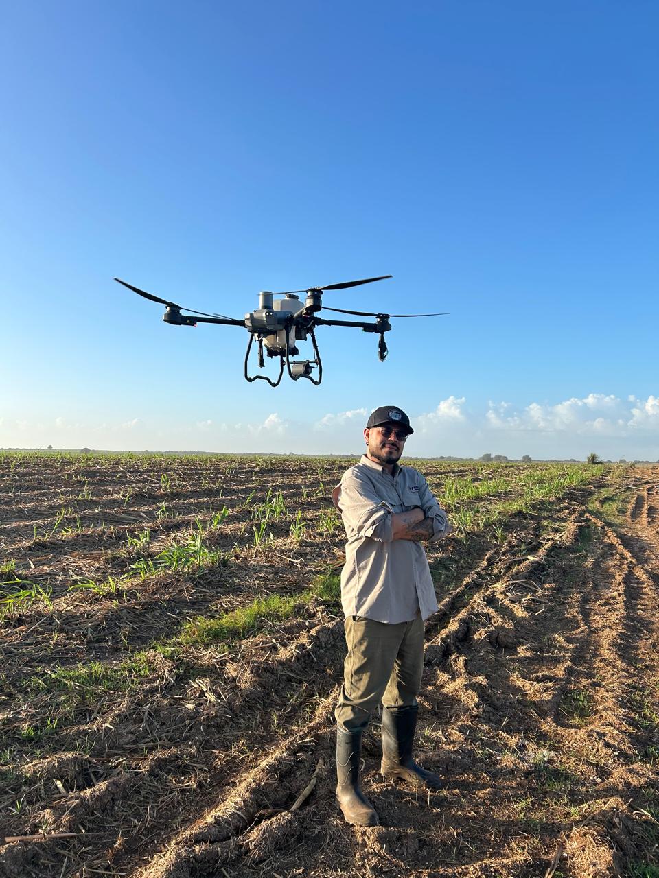 Piloto de Aerolix con dron DJI T100p en campo agrícola